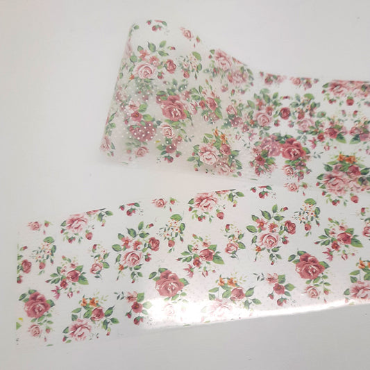 Feuille à ongles avec roses roses et pois blancs