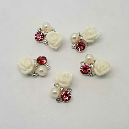 Lot de 2 breloques pour ongles en forme de rose blanche avec perles et pierres précieuses